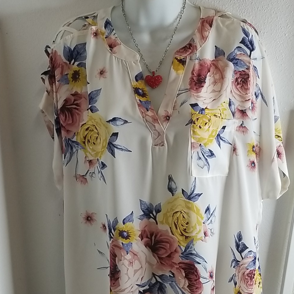 Floral plus size blouse - Picture 2 of 10